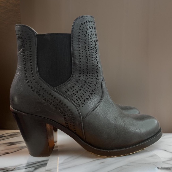 🔥ARIAT BOOTIES🔥 - Picture 1 of 8